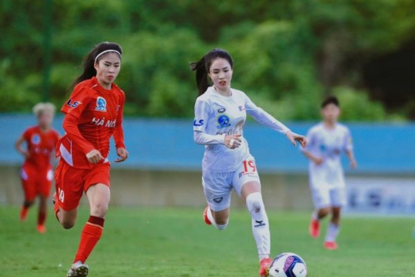 Trần Thị Duyên nổi bật với tài năng trên sân cỏ