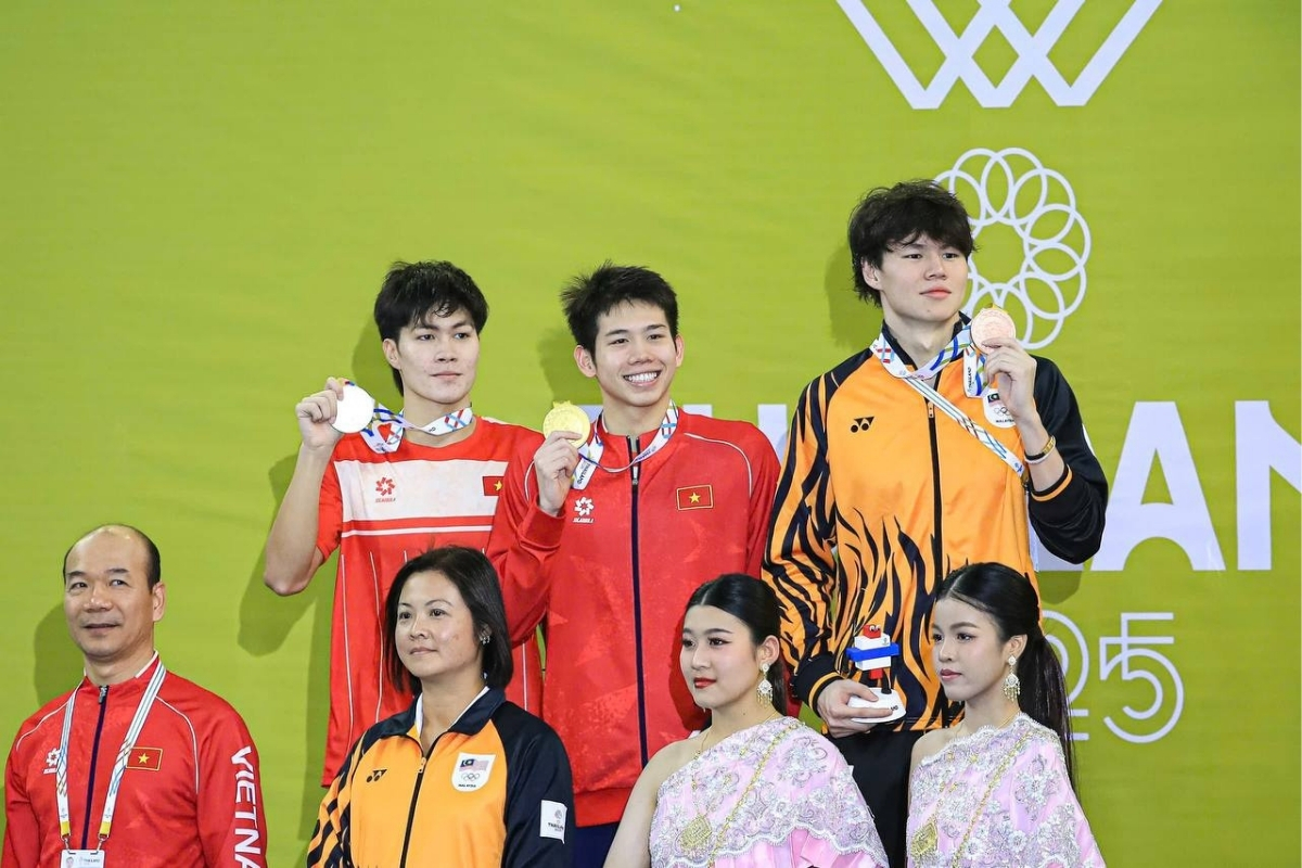 Ánh Viên nghẹn ngào tự hào khi em trai Quang Thuấn giành HCV SEA Games 33