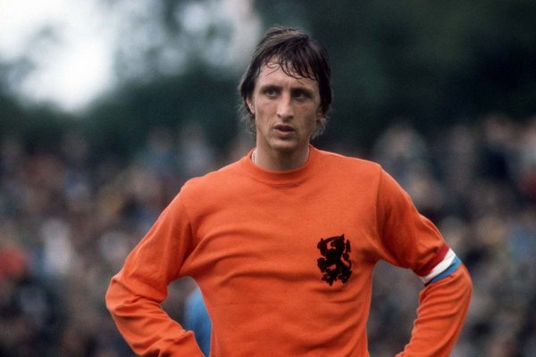 Johan Cruyff – Người không chỉ đá bóng, mà “phát minh” ra bóng đá