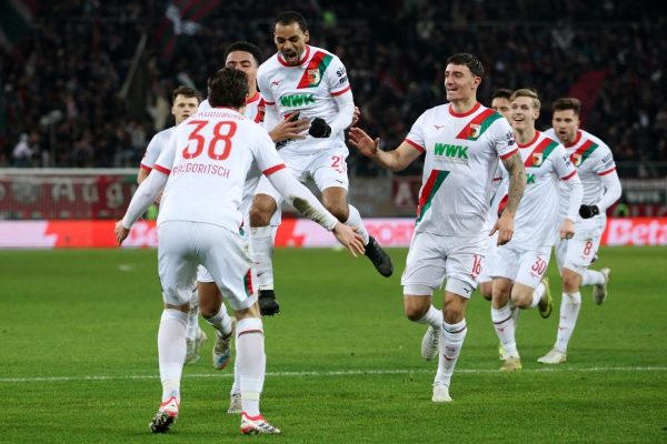 Claude-Maurice lập công mở tỉ số cho Augsburg