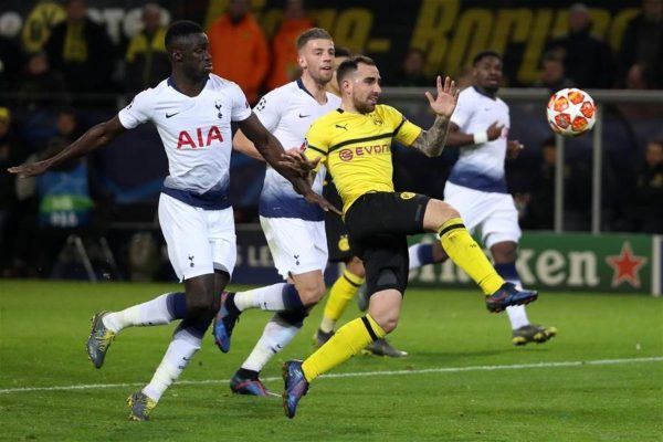 Dortmund chỉ thi đấu với 10 người khi trận đấu chưa trôi qua được nửa hiệp