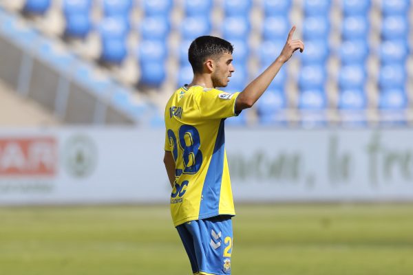 Pedri 16 tuổi ở Las Palmas