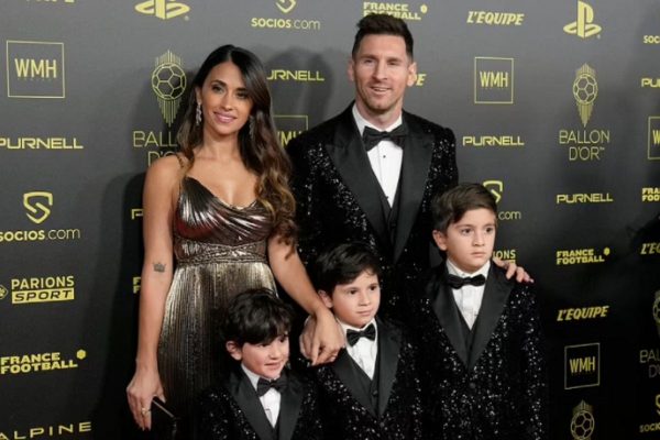 Messi cùng vợ con tham dự sự kiện bóng đá