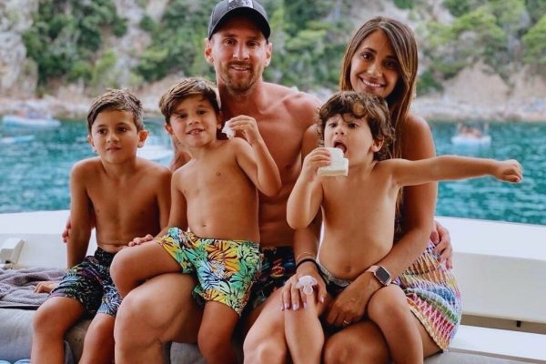 Messi đi du lịch cùng gia đình