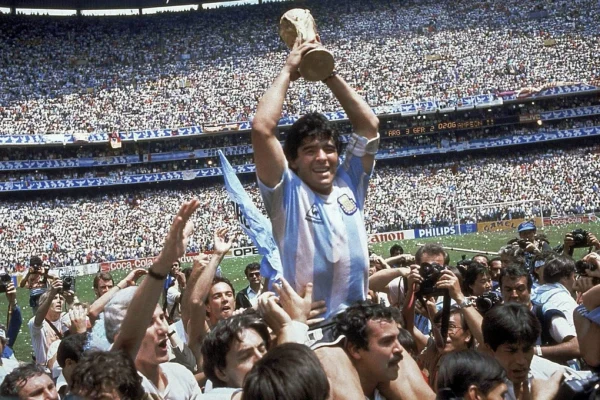 Diego Maradona – Thiên tài mang theo bóng nặng hơn thế giới