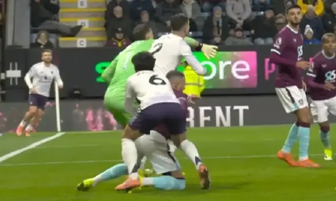 Tình huống Lisandro Martinez (số 6) bị cho là phạm lỗi với Kyle Walker, trong trận Man Utd hòa Burnley ở Ngoại hạng Anh tối 7/1/2026, trên sân Turf Moor, thành phố Burnley, Vương quốc Anh. Ảnh: Internet