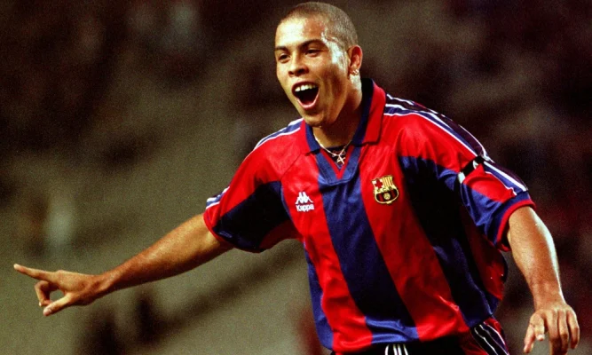 Ronaldo Nazario chơi cho Barcelona