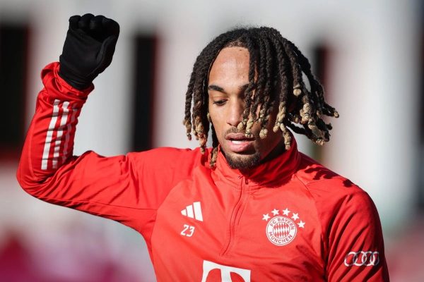 Hậu vệ Sacha Boey của Bayern Munich phải bỏ dở buổi tập để đến phòng khám