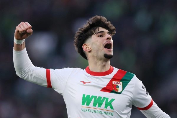 Rodrigo Ribeiro mở tỉ số cho Augsburg