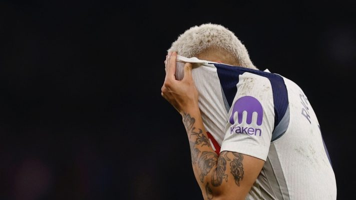 Tottenham tiếp tục trở thành “trò cười”