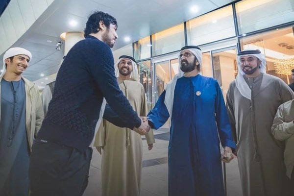 Azmoun chụp hình cũng với nhà  lãnh đạo UAE