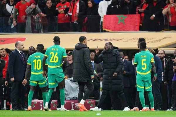 Các cầu thủ Senegal đã đồng loạt rời sân thi thời gian chưa kết thúc