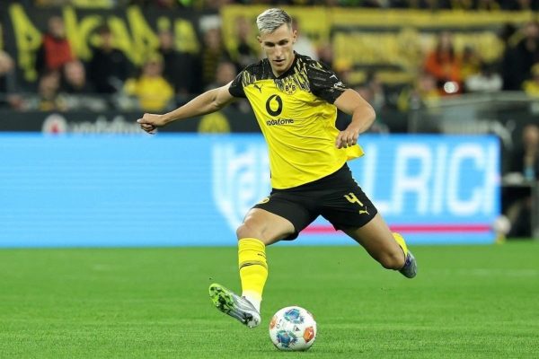 Dortmund nỗ lực gia hạn hợp đồng với Nico Schlotterbeck