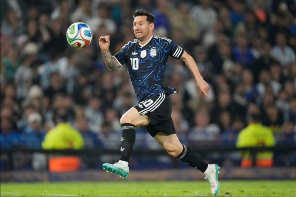 HLV Lionel Scaloni xác nhận Lionel Messi sẽ đá chính trong trận giao hữu với Zambia