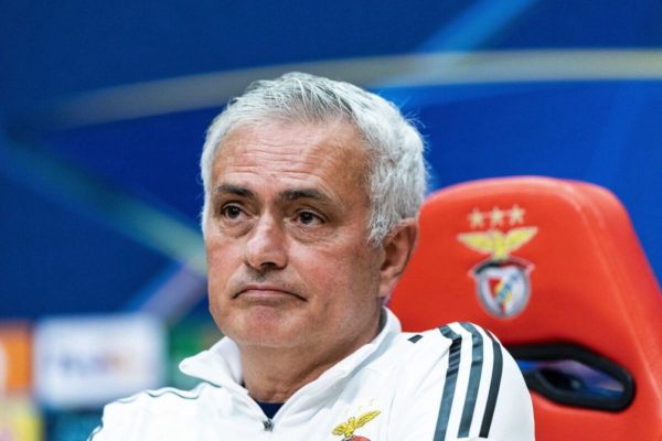 Jose Mourinho nhận án phạt bị cấm chỉ đạo 2 trận liên tiếp