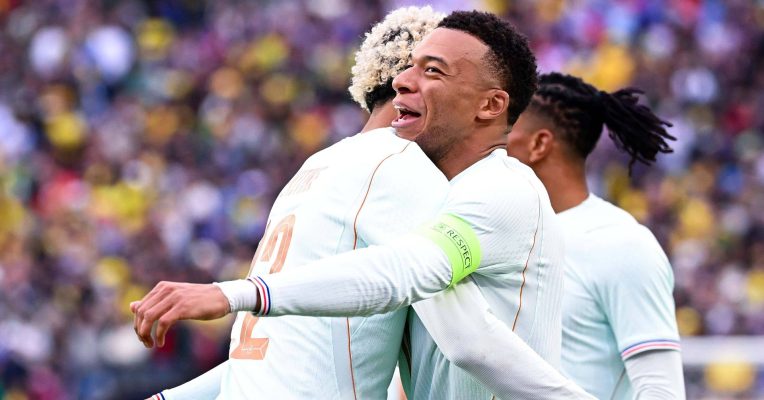 Mbappe tỏa sáng, Pháp hạ Brazil dù thi đấu thiếu người
