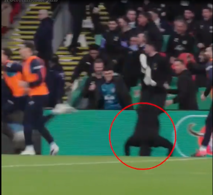 Khoảnh khắc gây bão Wembley: Trợ lý Man City nhào lộn ăn mừng khó tin