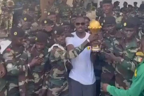 Senegal mang cúp đến căn cứ quân sự