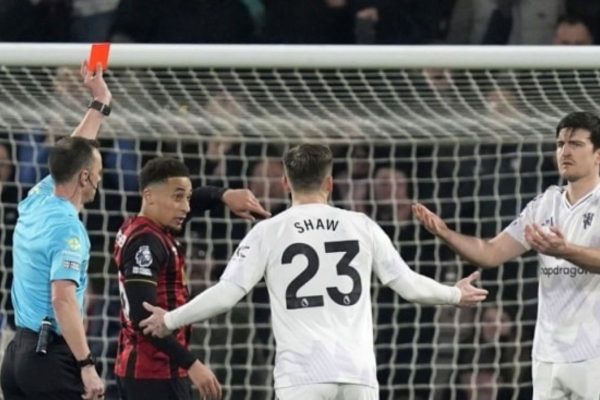 Trung vệ Harry Maguire đã trở thành tâm điểm tranh cãi sau tấm thẻ đỏ