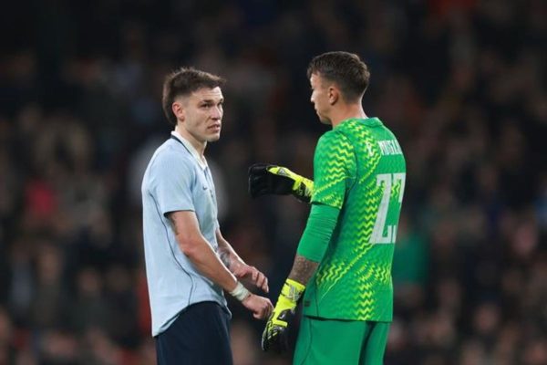 Uruguay bị cảnh cáo ở phút 71 sau pha phạm lỗi với Cole Palmer