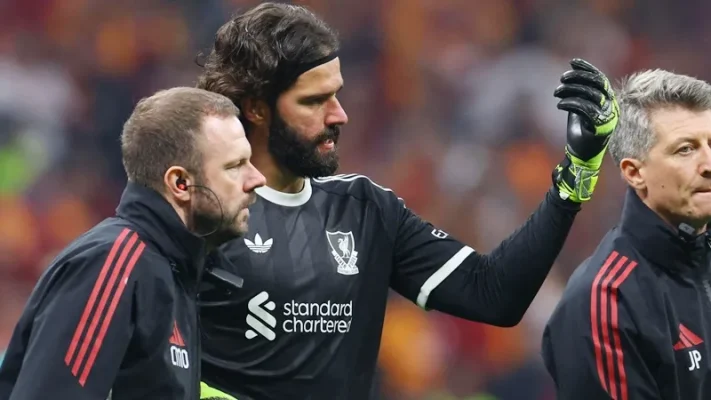 Liverpool nhận tin dữ: Alisson chấn thương, top 4 lung lay?