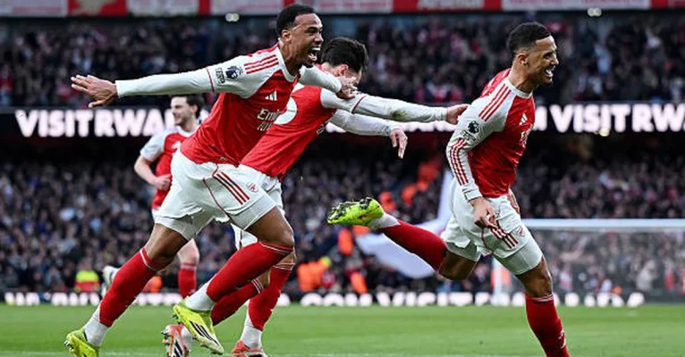 Arsenal dẫn đầu nhưng vẫn gây nhiều tranh luận