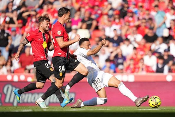 Mallorca gây sốc, Real Madrid tự làm khó cuộc đua