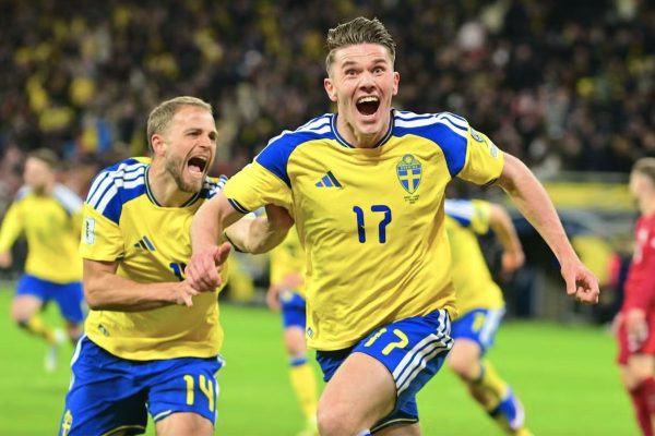 Gyokeres tỏa sáng, Thụy Điển nghẹt thở giành vé dự World Cup